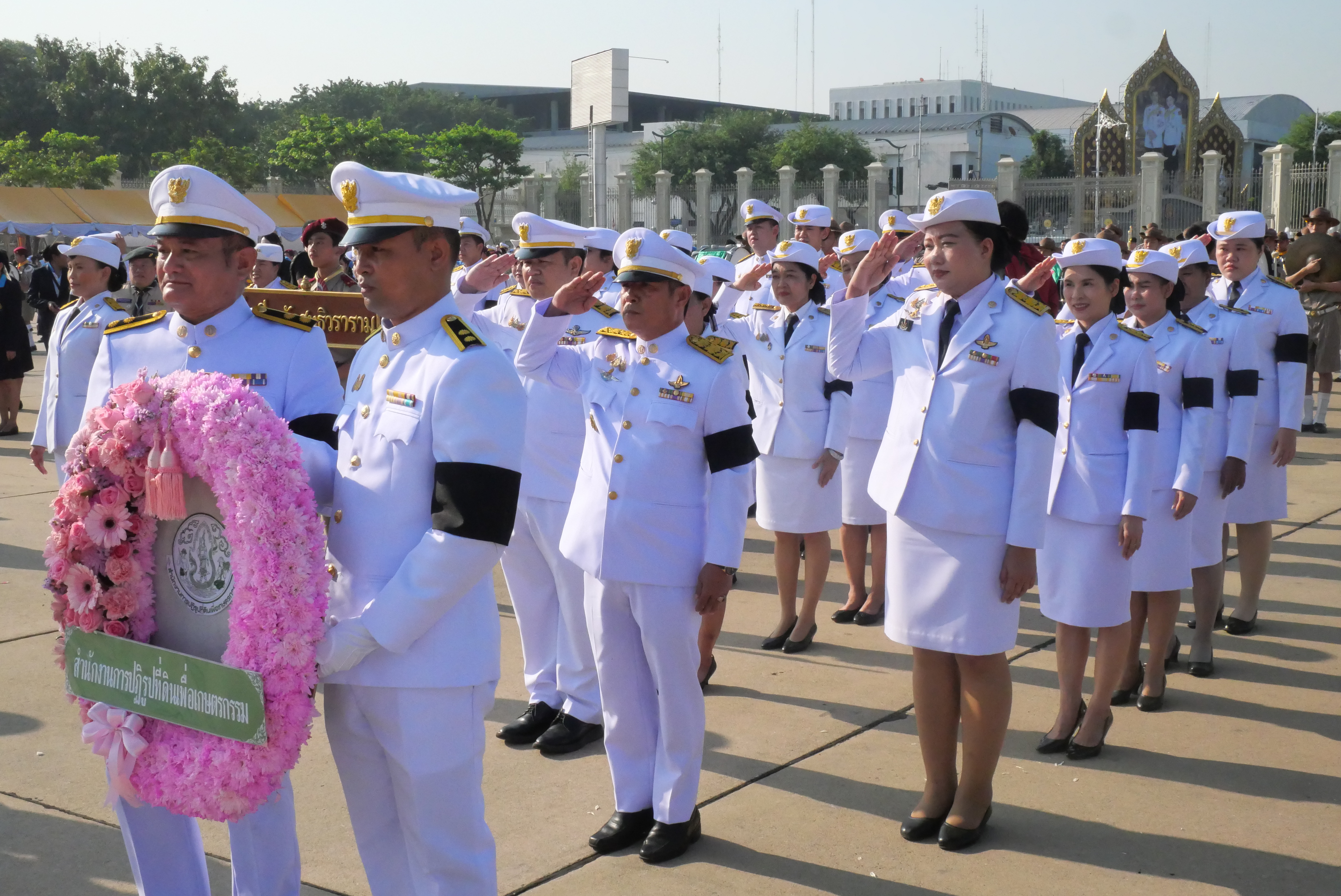title - ส.ป.ก. วางพวงมาลาน้อมรำลึกในพระมหากรุณาธิคุณ 